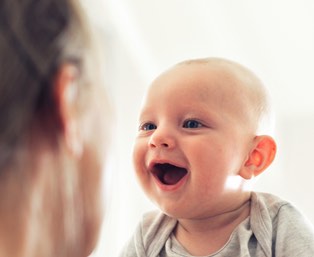 Baby that is happy to see parent
